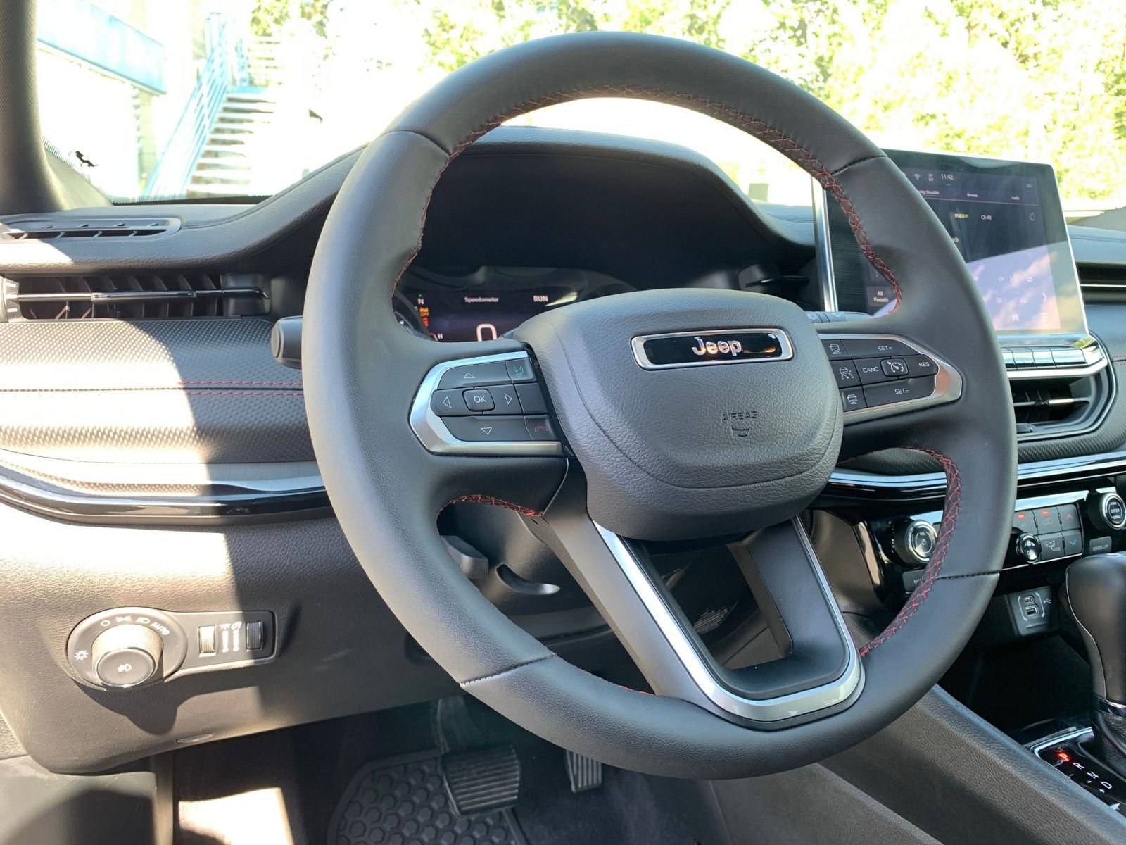 Used 2025 Jeep Compass Trailhawk image 33