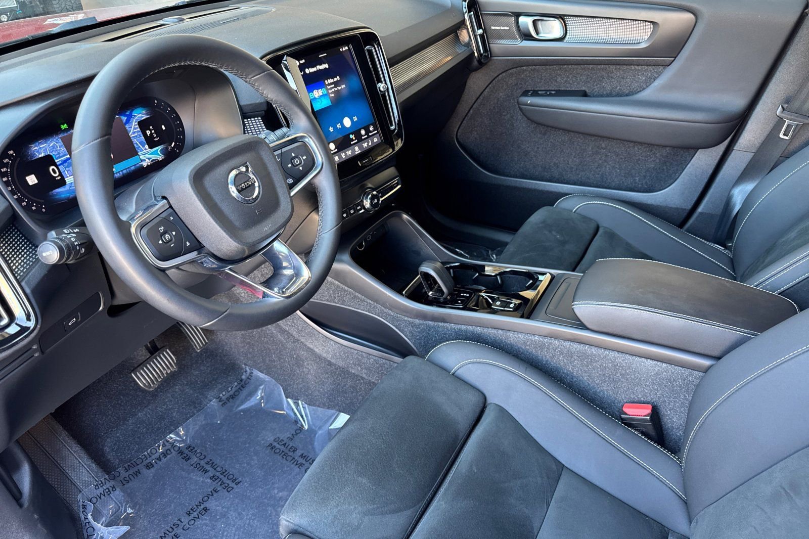 Used 2023 Volvo XC40 B5 Plus w/ Driver Assist Package AWD/4WD image 14
