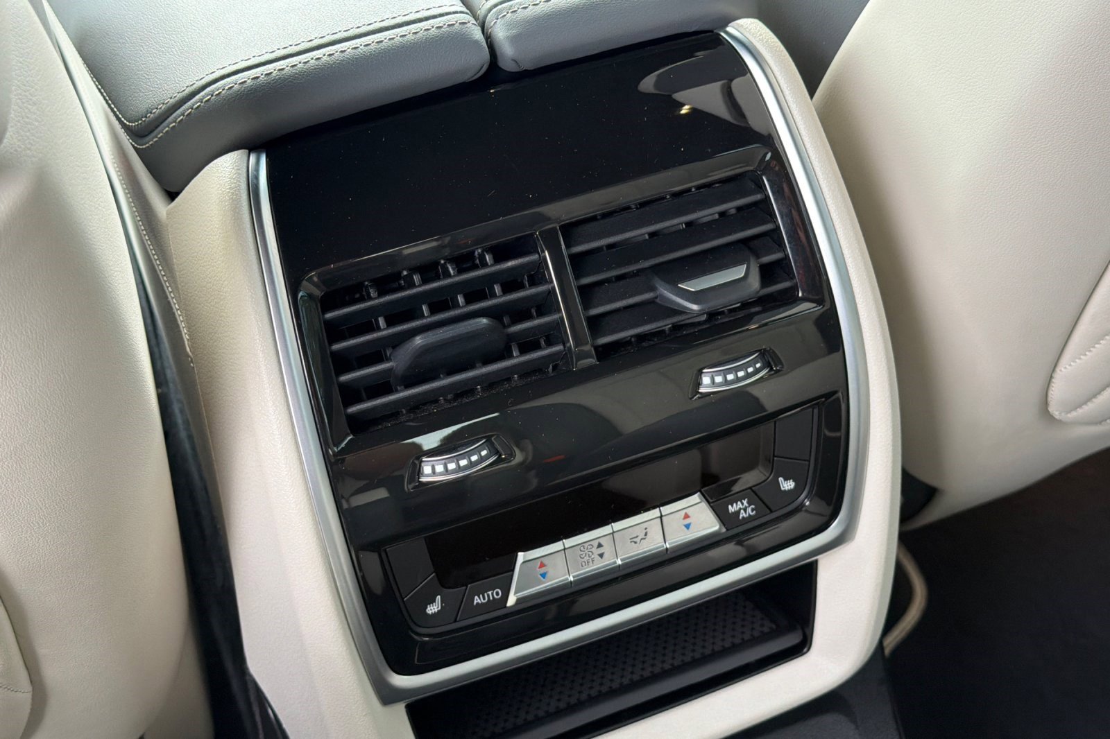 Used 2025 BMW X7 M60i image 16