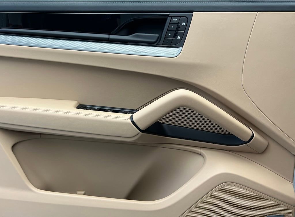 New 2025 Porsche Cayenne Coupe image 19