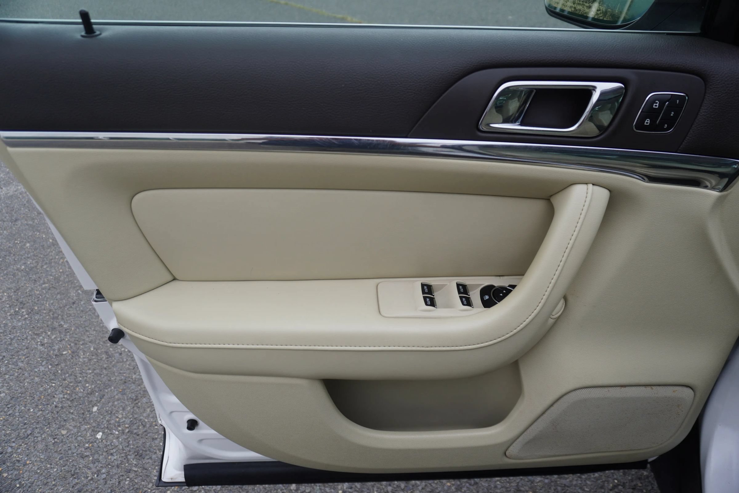 Used 2013 Lincoln MKS FWD image 13
