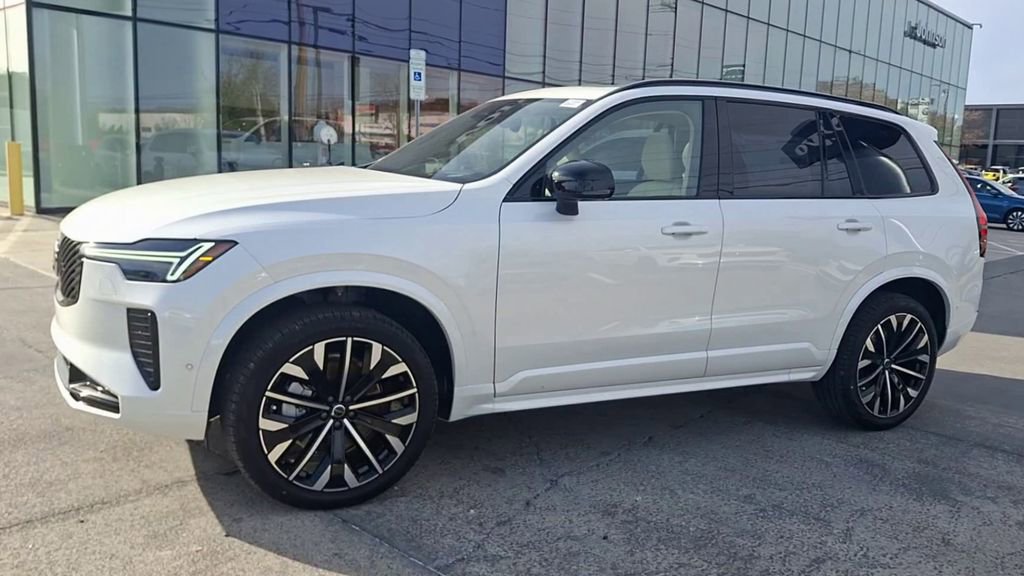 New 2026 Volvo XC90 B6 Ultra w/ Lounge Package image 3