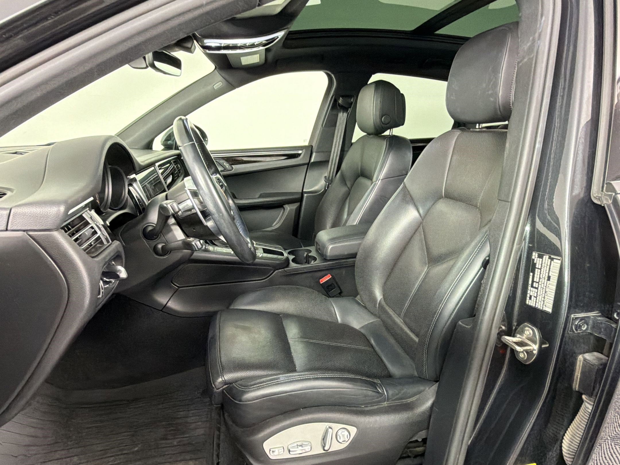 Used 2020 Porsche Macan AWD/4WD image 6