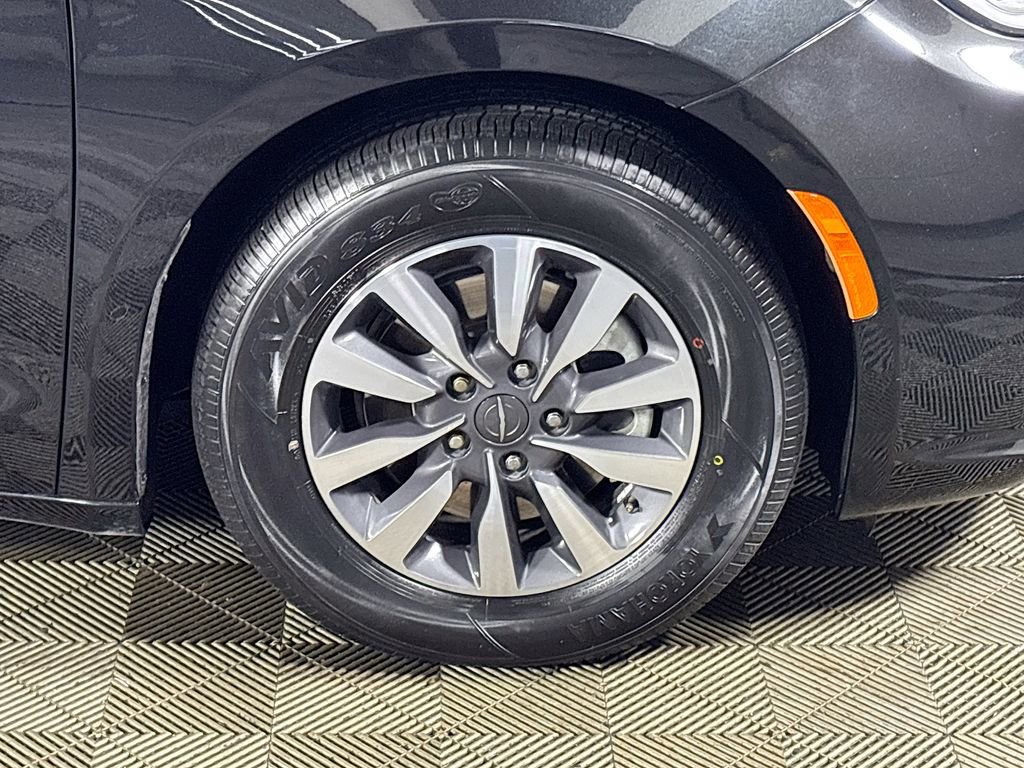 Used 2023 Chrysler Pacifica Touring-L image 21