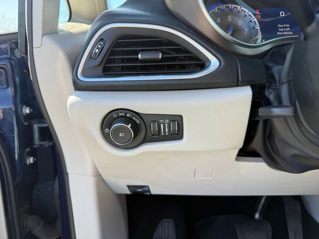 Used 2019 Chrysler Pacifica Touring-L Plus w/ Advanced Safetytec Group FWD image 32