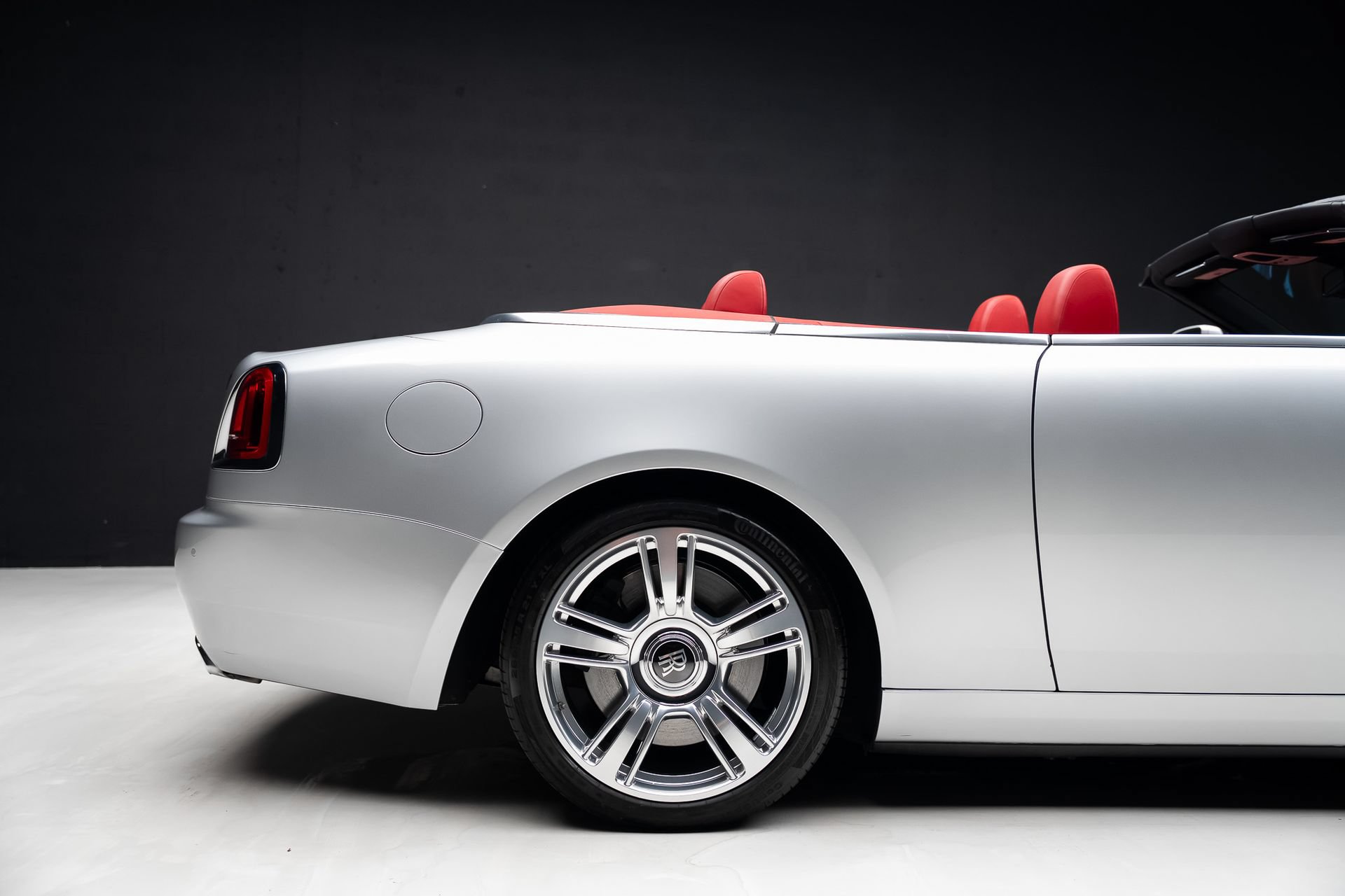 Used 2017 Rolls-Royce Dawn RWD image 39