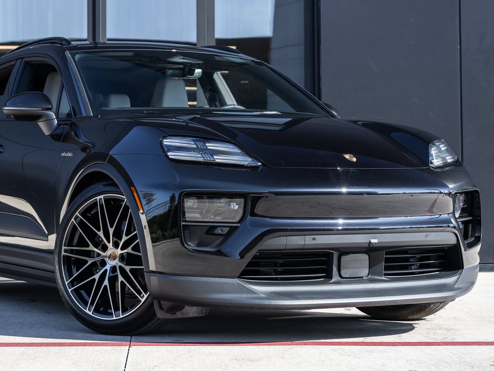 Used 2025 Porsche Macan 4 Electric AWD/4WD image 9