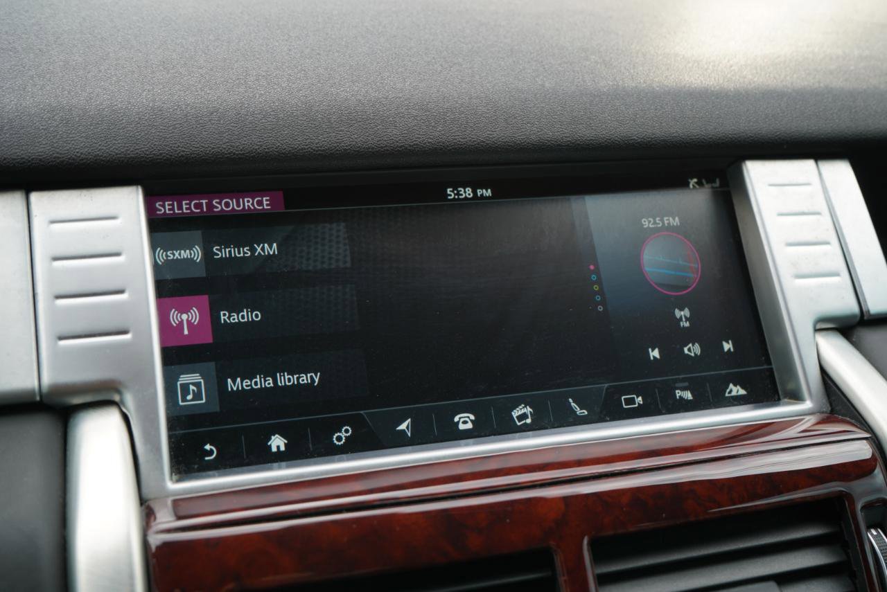 Used 2017 Land Rover Discovery Sport HSE Luxury image 34