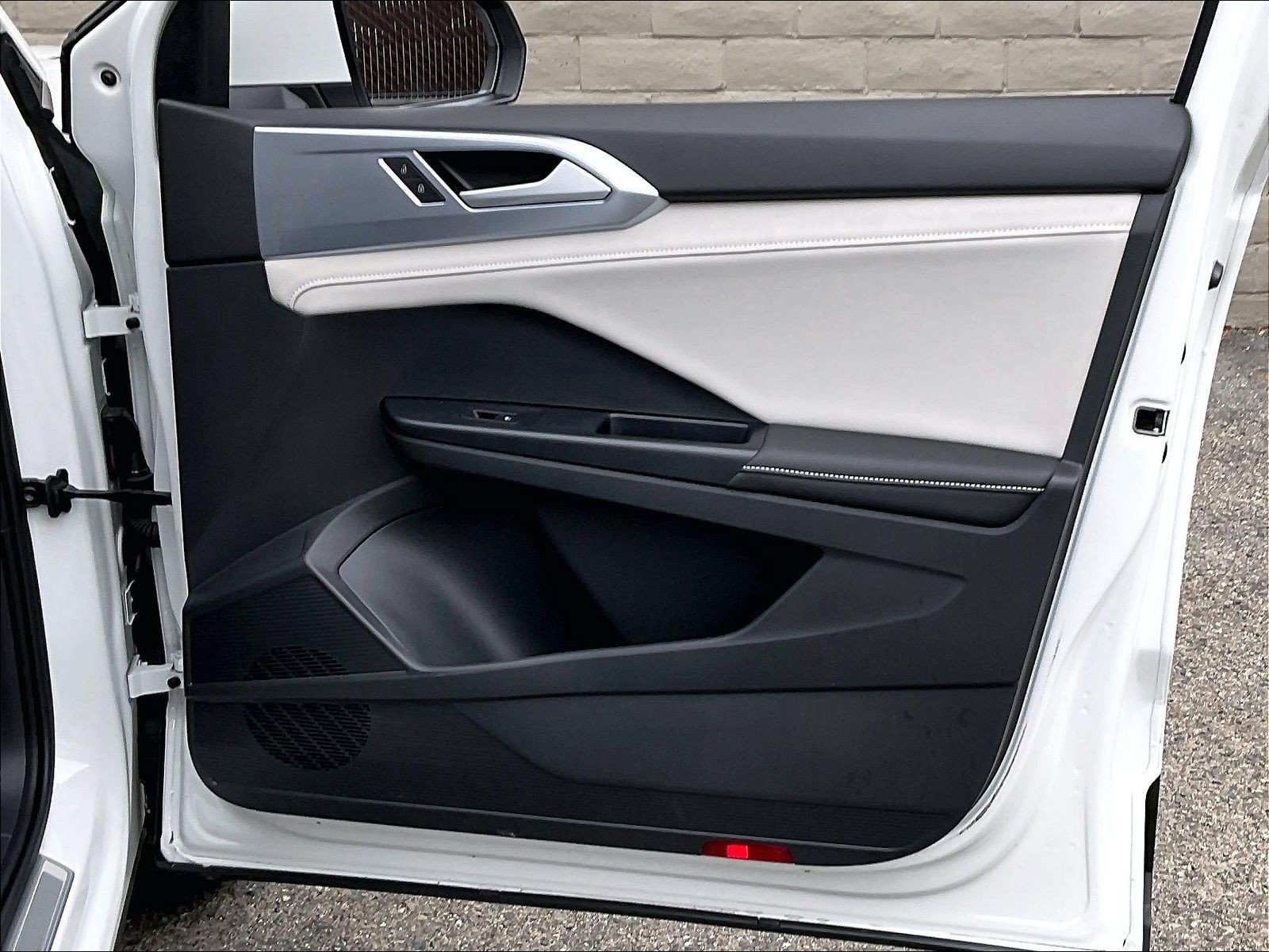 Certified 2025 Volkswagen Taos SE FWD image 23