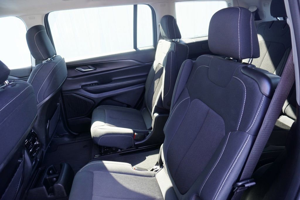 Used 2023 Jeep Grand Cherokee L Laredo image 31