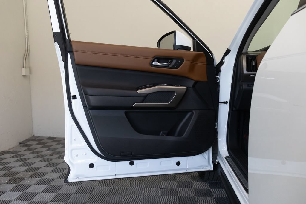 Used 2025 Nissan Pathfinder Platinum w/ Cargo Package FWD image 15