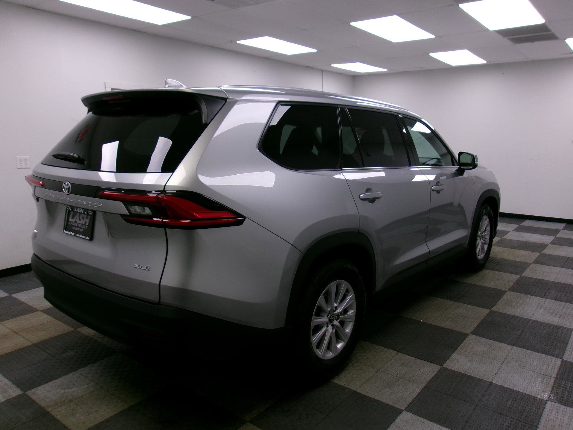 Used 2024 Toyota Grand Highlander AWD image 16