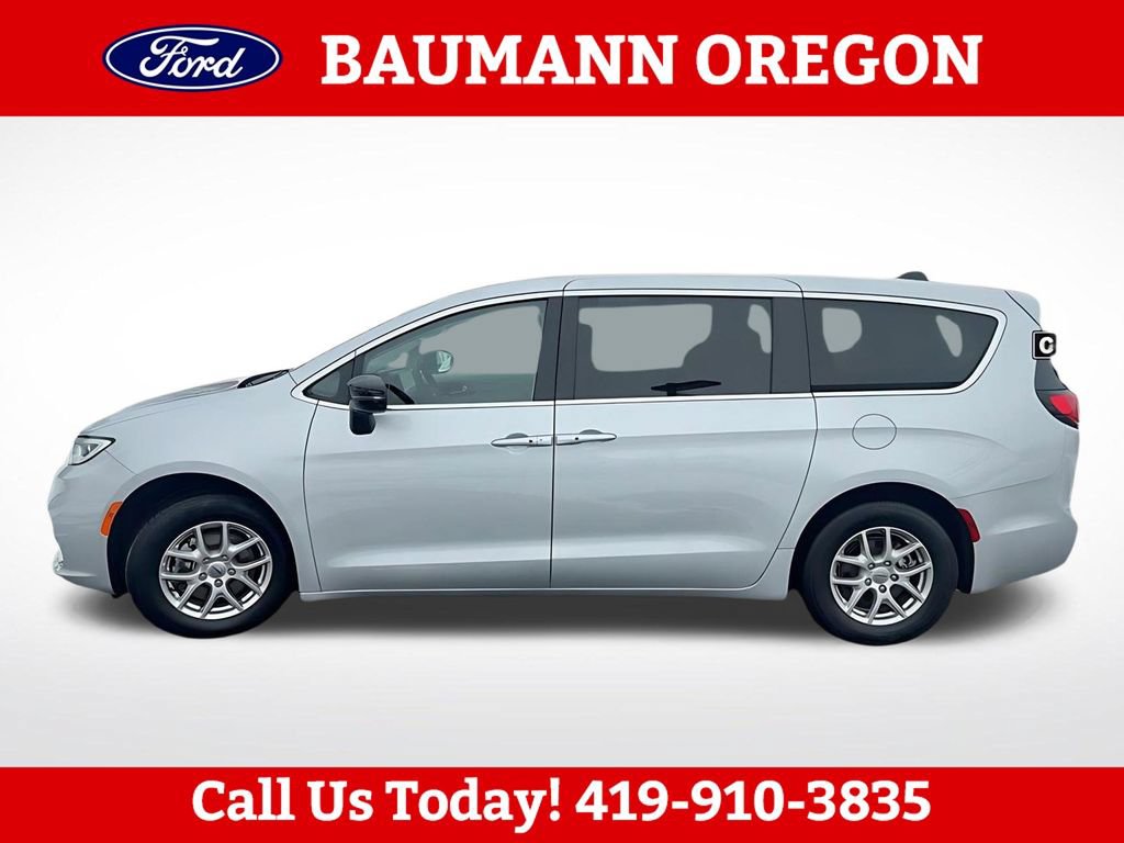 Used 2024 Chrysler Pacifica Touring-L FWD image 12