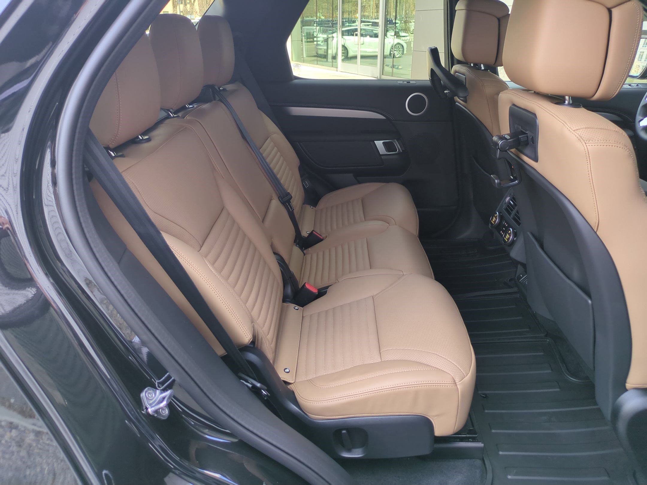 New 2026 Land Rover Discovery Dynamic SE image 27