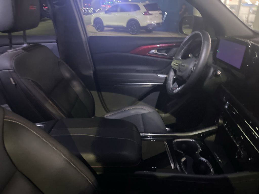 Used 2025 Chevrolet Traverse Z71 image 4