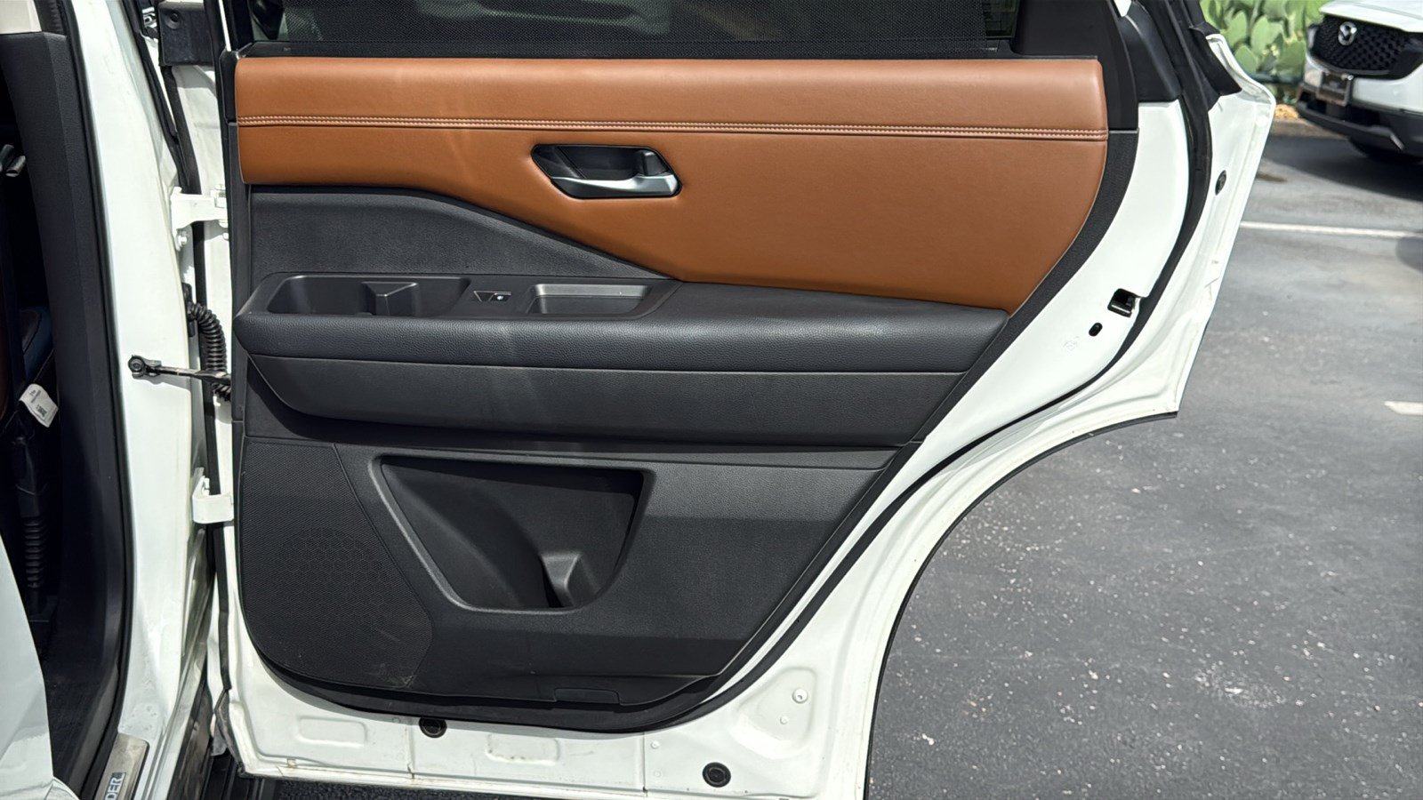 Used 2022 Nissan Pathfinder Platinum w/ Lighting Package (N93) FWD image 25