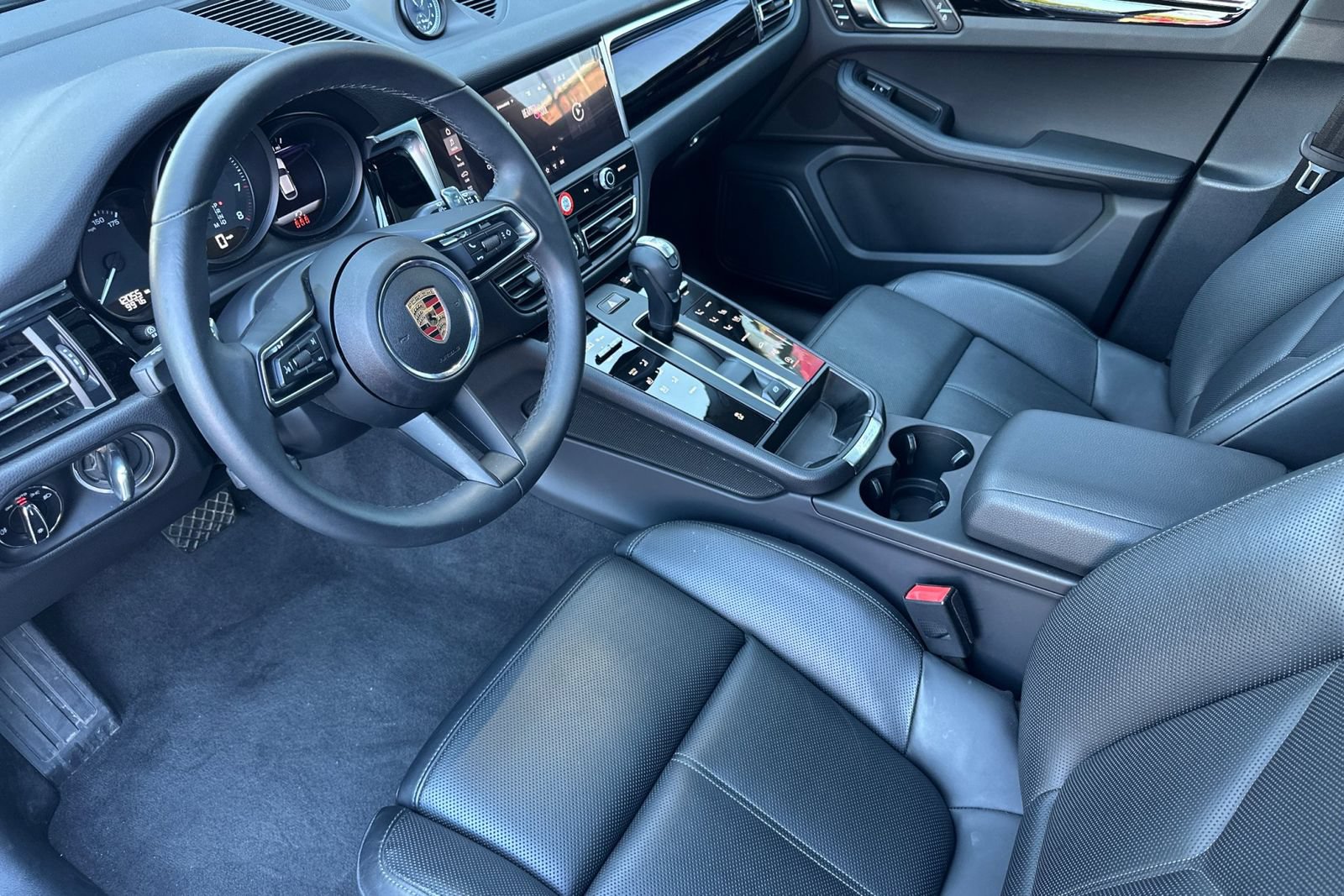 Used 2025 Porsche Macan AWD/4WD image 4