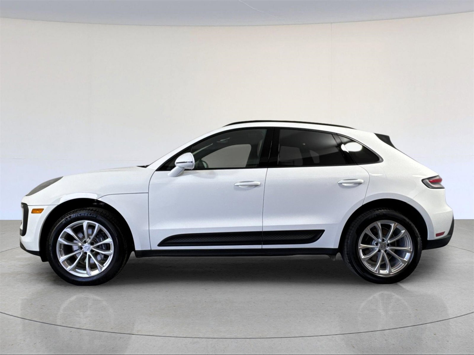 Used 2025 Porsche Macan image 2