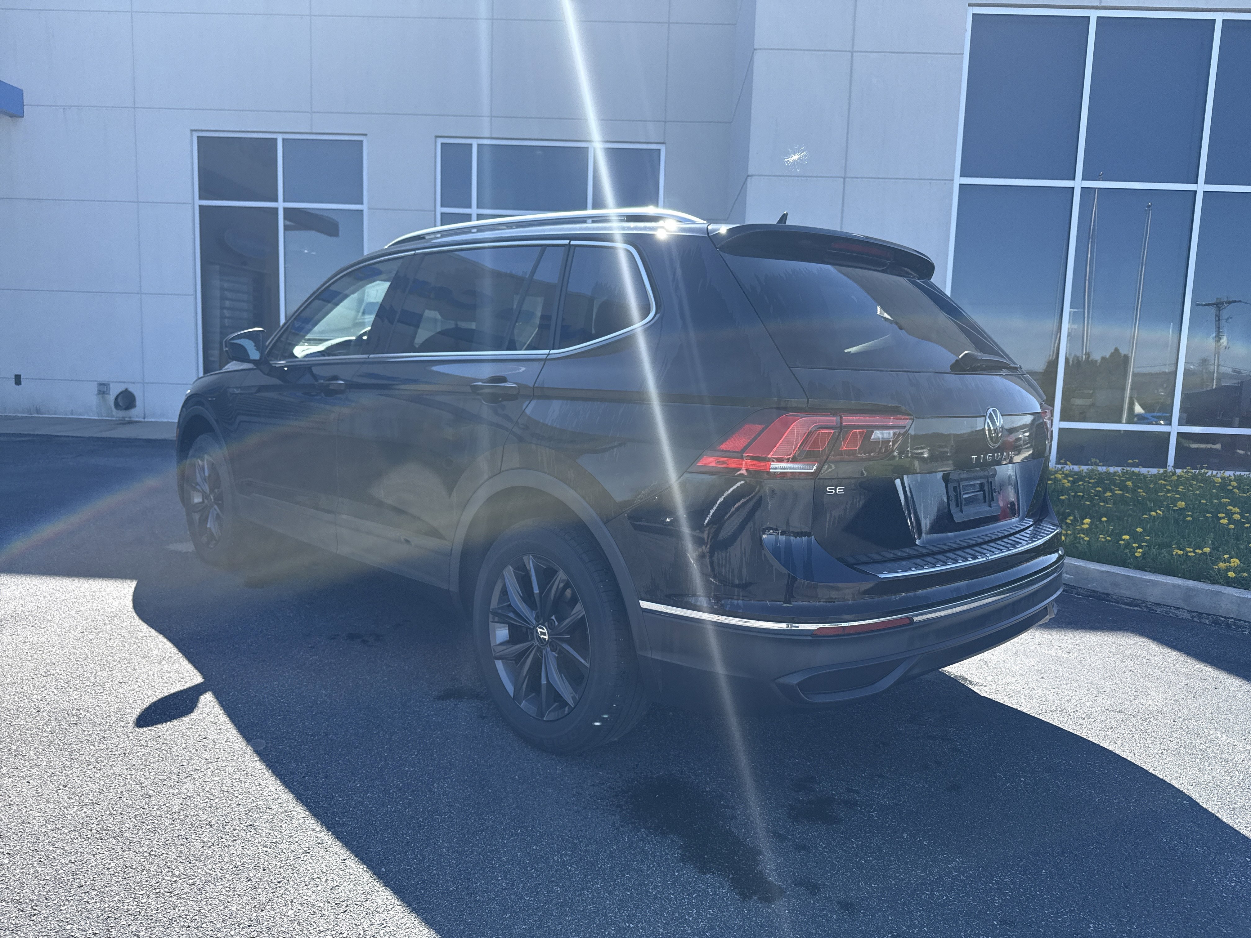 Used 2022 Volkswagen Tiguan SE image 3