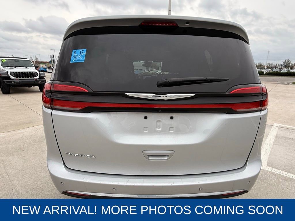 Used 2024 Chrysler Pacifica Touring-L image 4