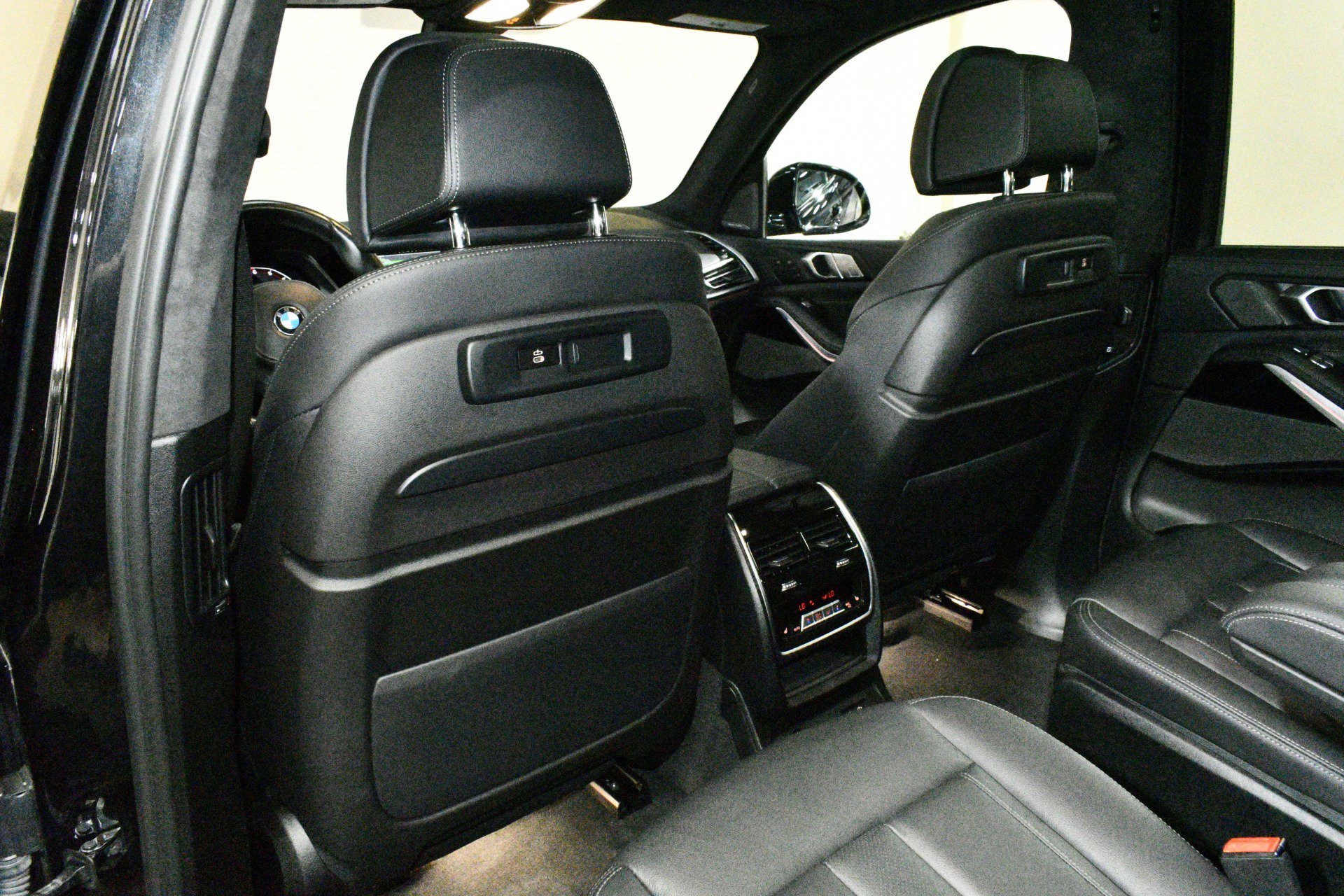 Used 2022 BMW X7 M50i w/ Luxury Seating Package image 15