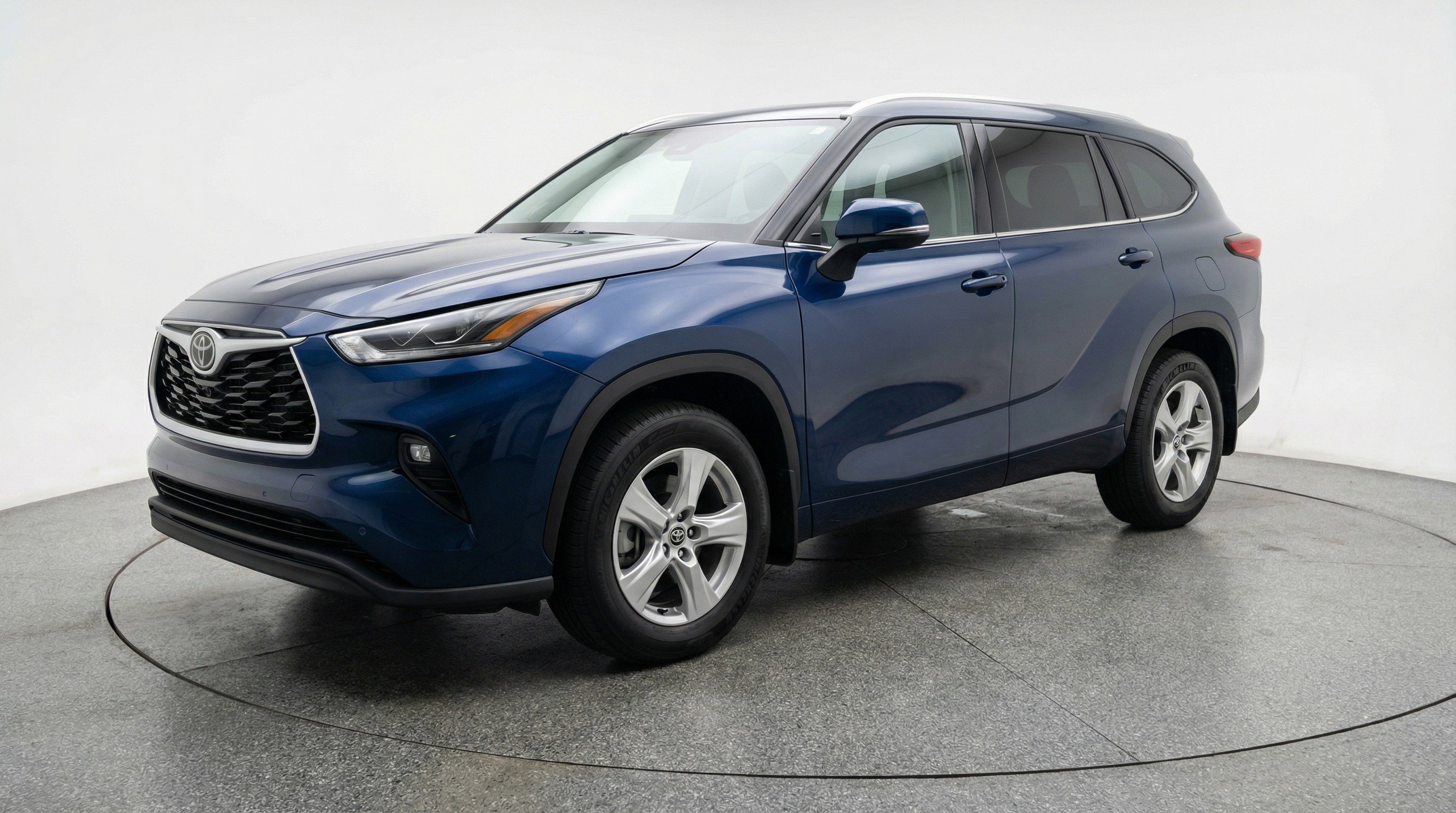 Used 2025 Toyota Highlander LE image 3