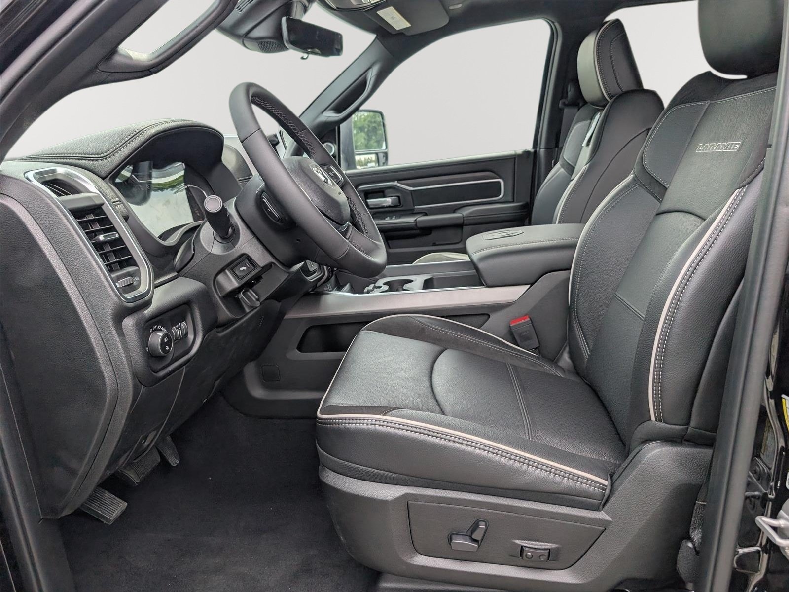 New 2026 RAM 2500 Laramie AWD/4WD image 16