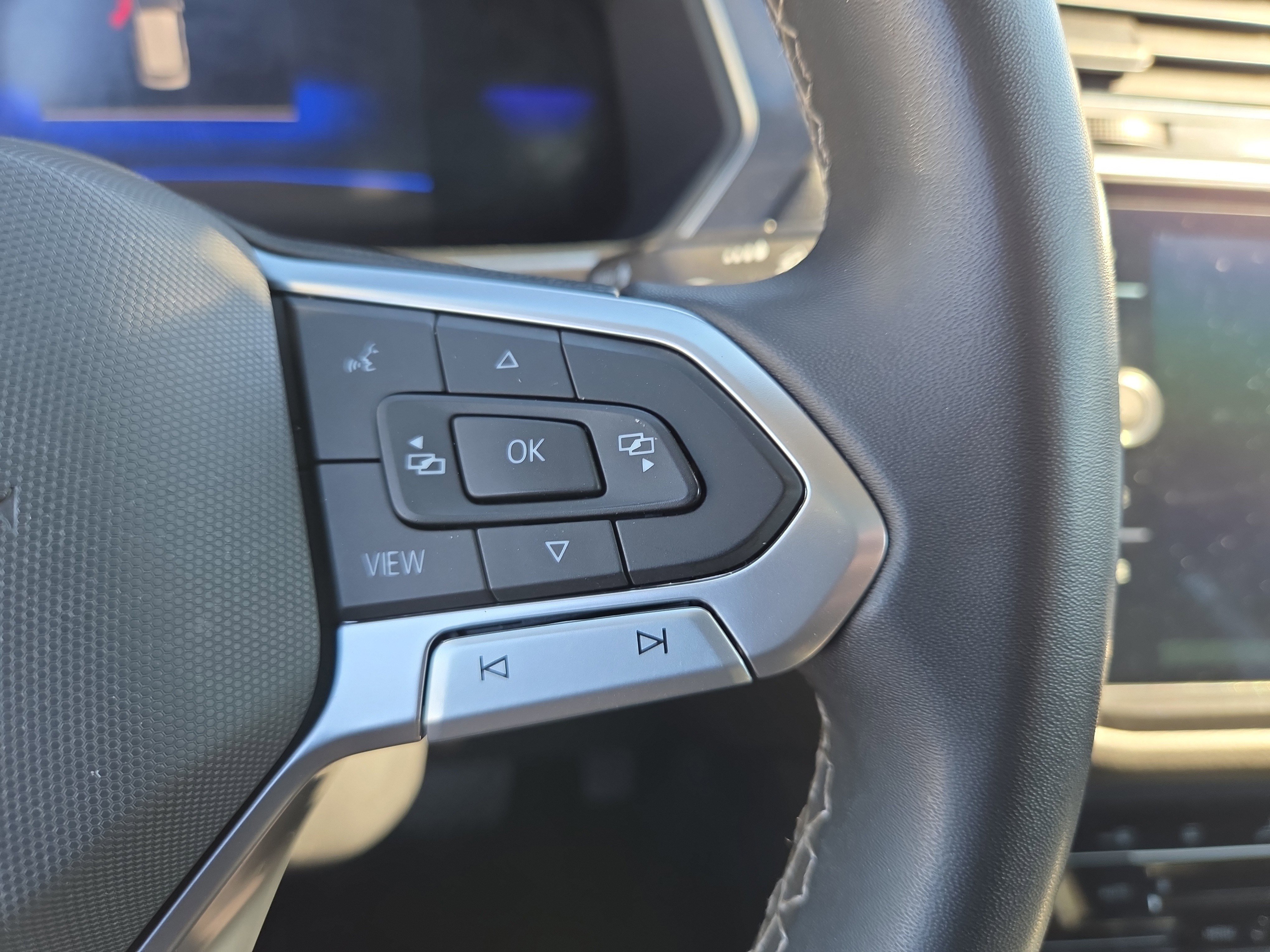 Used 2023 Volkswagen Tiguan SE w/ Panoramic Sunroof Package image 13