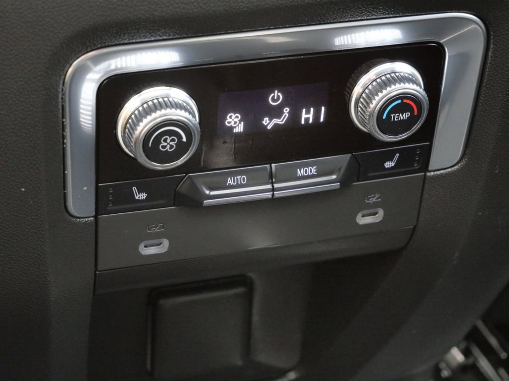 Used 2022 GMC Yukon XL SLT w/ SLT Premium Package image 38