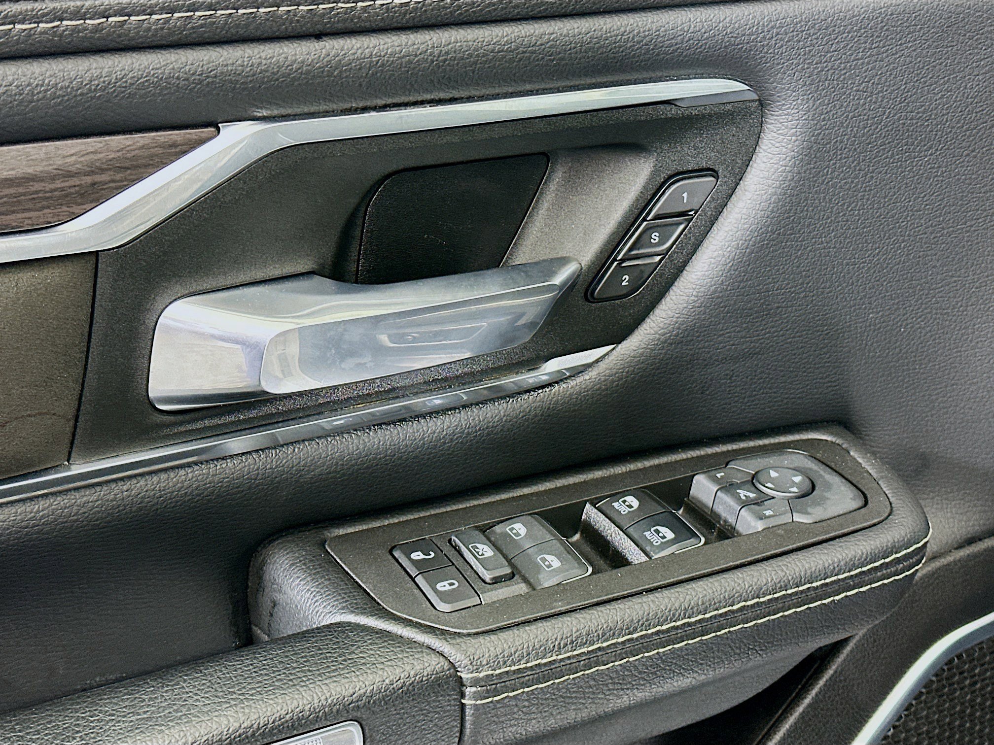 Used 2025 RAM 1500 Laramie image 15