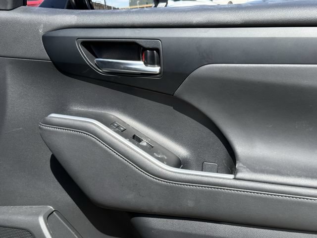 Used 2023 Toyota Highlander XLE FWD image 32