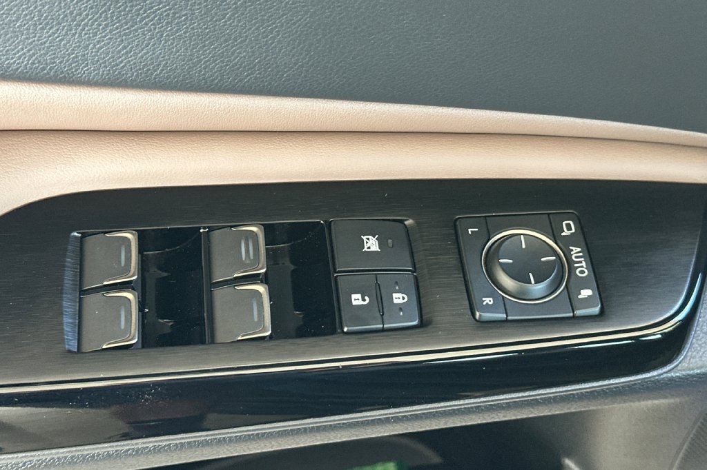 Used 2025 Lexus ES 300h w/ Premium Package FWD image 12