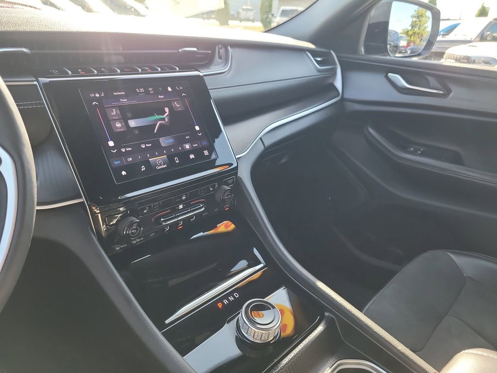 Used 2024 Jeep Grand Cherokee L Laredo RWD image 20