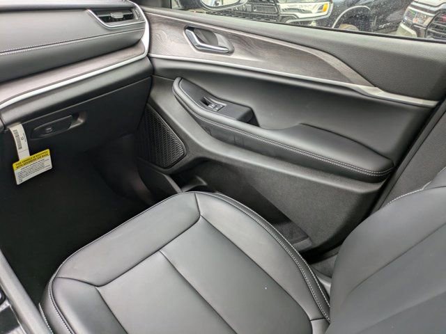 New 2025 Jeep Grand Cherokee Limited w/ Black Appearance Package RWD image 15