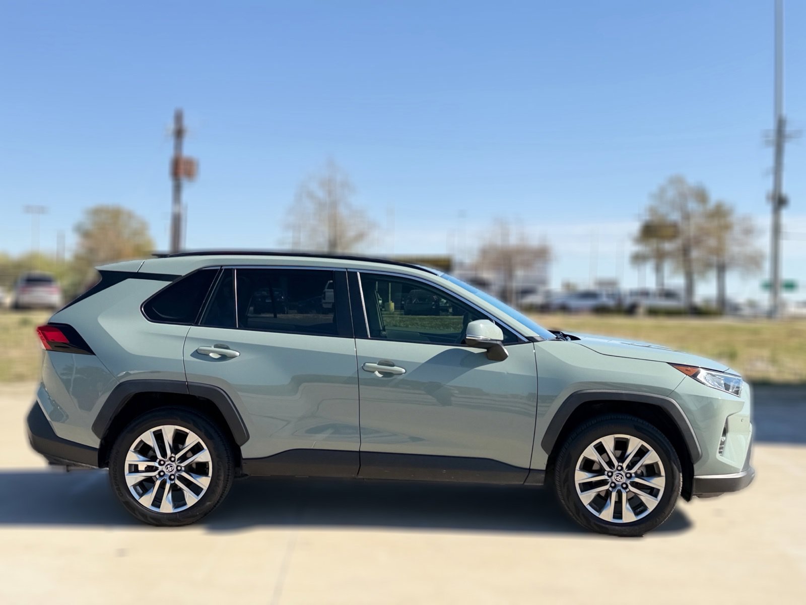 Used 2020 Toyota RAV4 XLE Premium FWD image 6