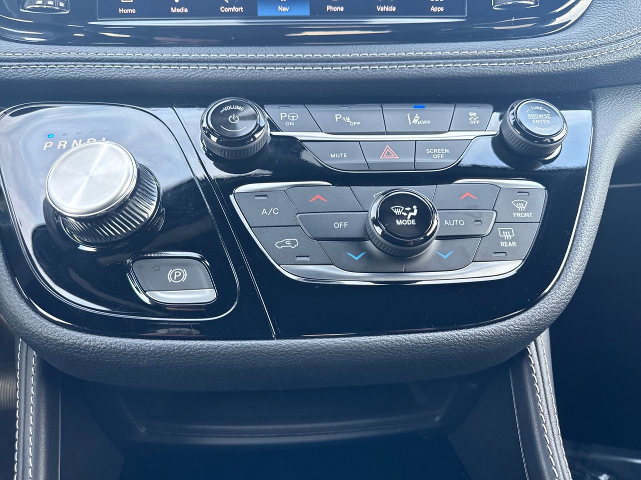 Used 2024 Chrysler Pacifica Premium image 19