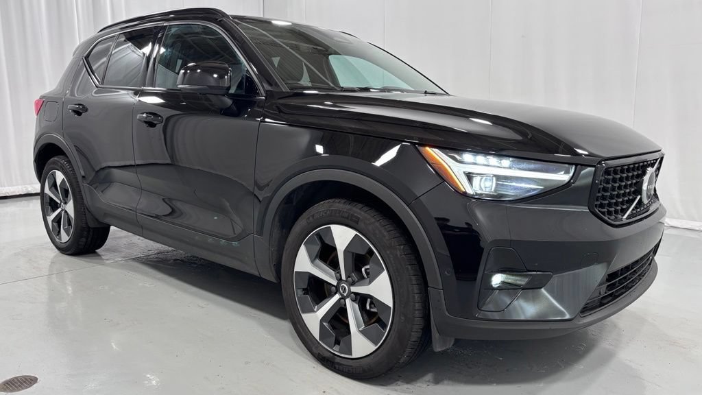 Certified 2026 Volvo XC40 B5 Plus AWD/4WD image 4
