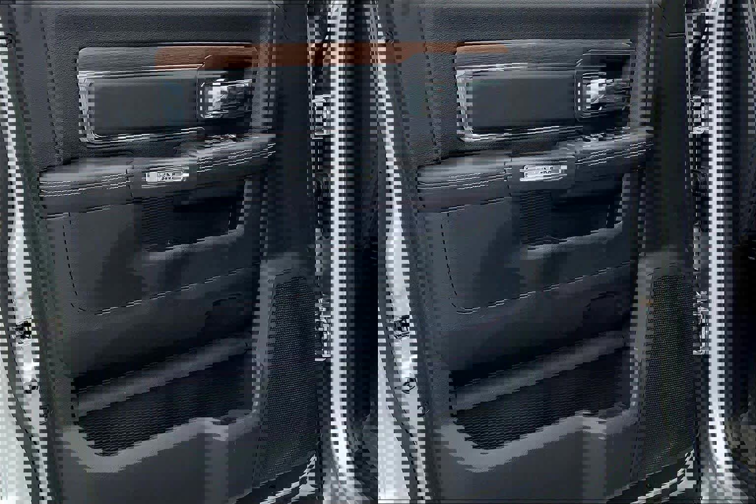 Used 2014 RAM 2500 Laramie w/ Protection Group image 21