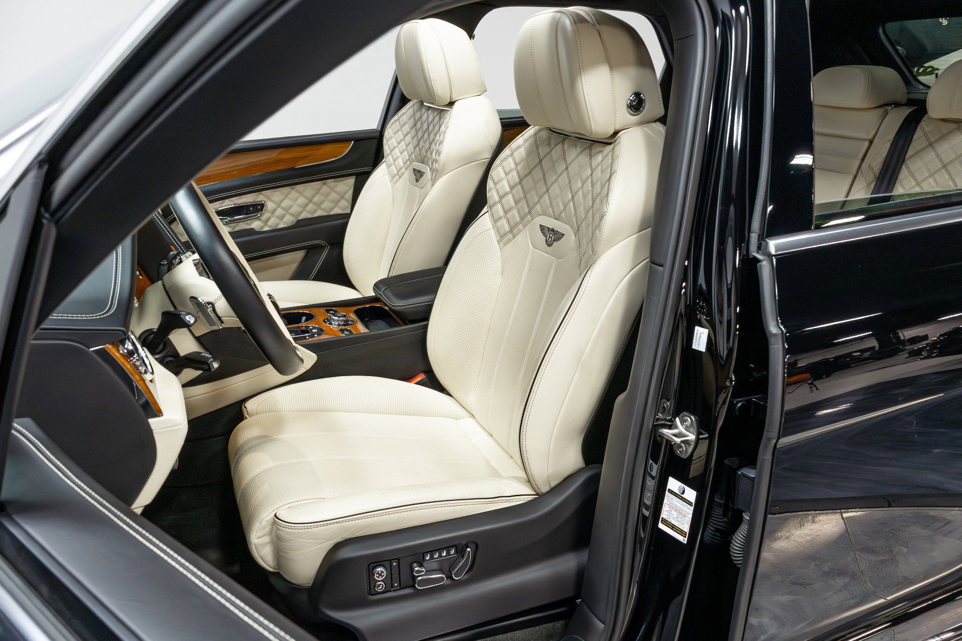 Used 2021 Bentley Bentayga w/ First Edition Specification AWD/4WD image 6