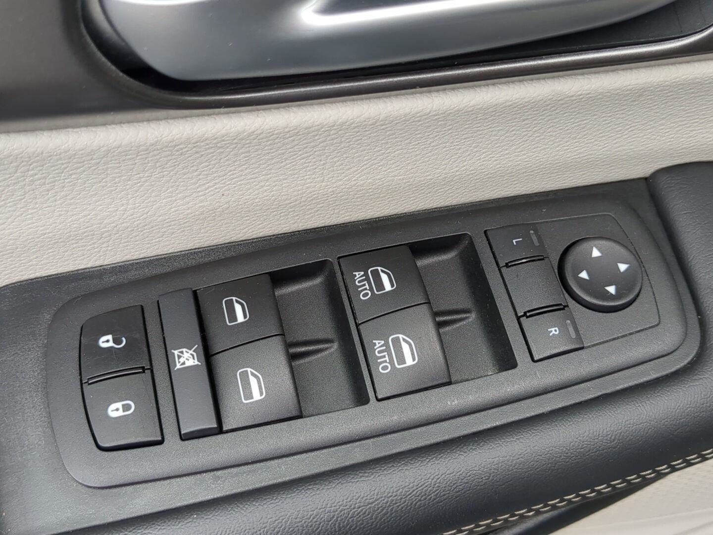 Used 2024 Chrysler Pacifica Touring-L FWD image 11