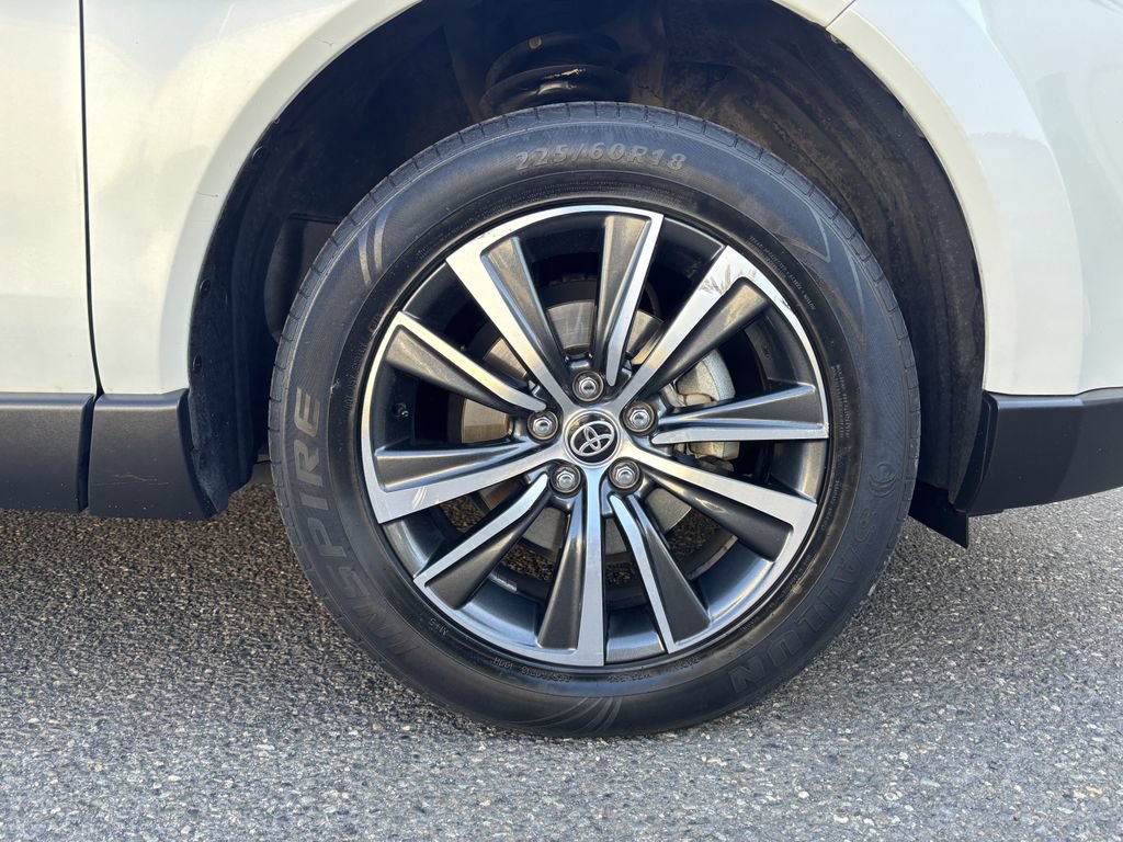 Used 2022 Toyota Venza LE AWD/4WD image 9