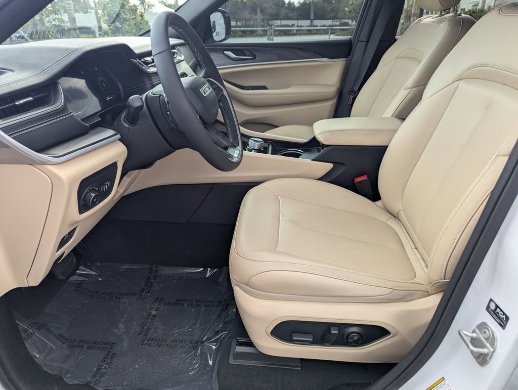 Used 2024 Jeep Grand Cherokee Limited image 21