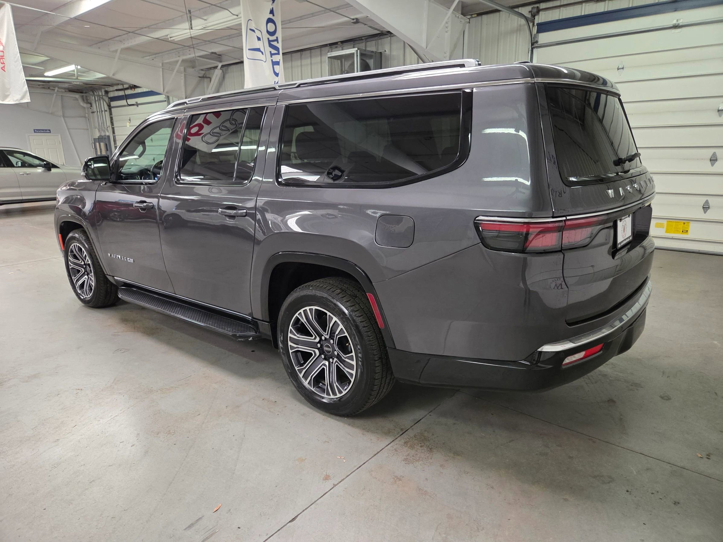 Used 2025 Jeep Wagoneer L Series II w/ 8-pass Seating Package AWD/4WD image 4