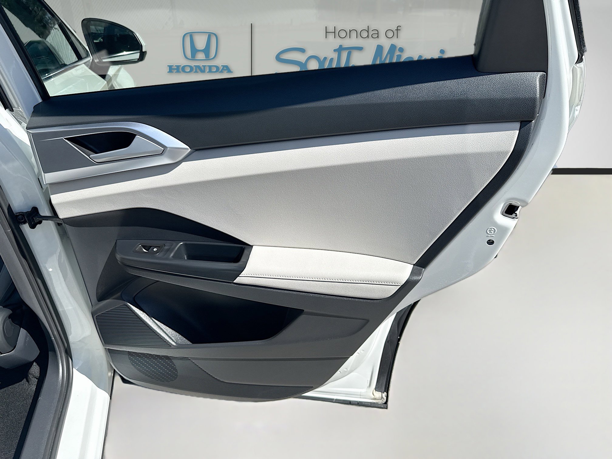 Used 2025 Volkswagen Taos SE image 32