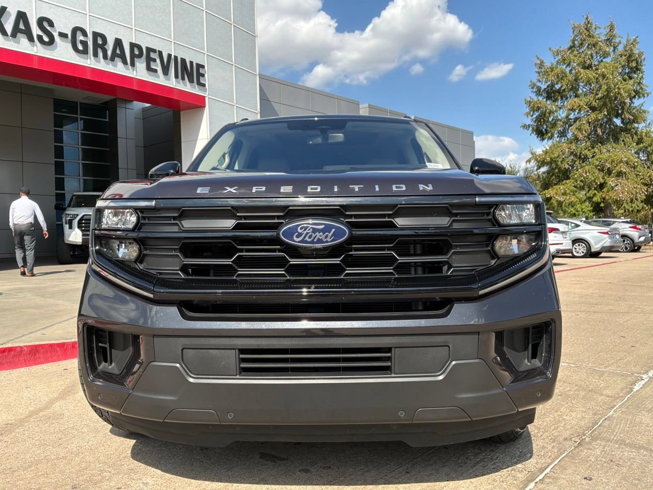Used 2025 Ford Expedition Active AWD/4WD image 3