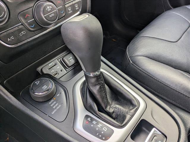 Used 2016 Jeep Cherokee Overland w/ Technology Group image 11