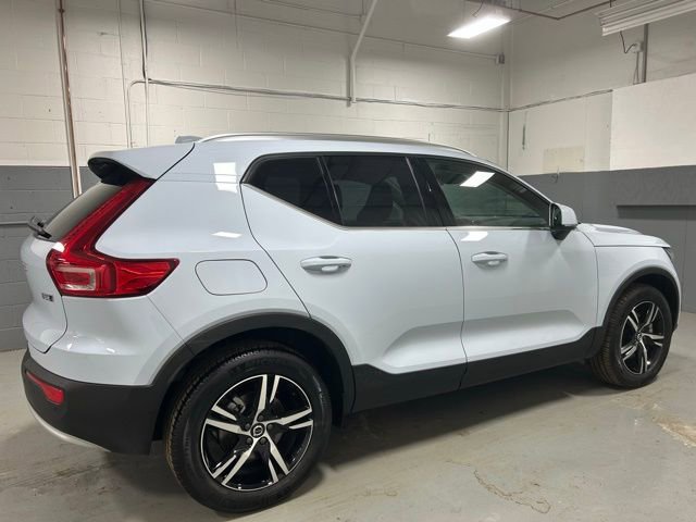 Used 2025 Volvo XC40 B5 Core AWD/4WD image 3