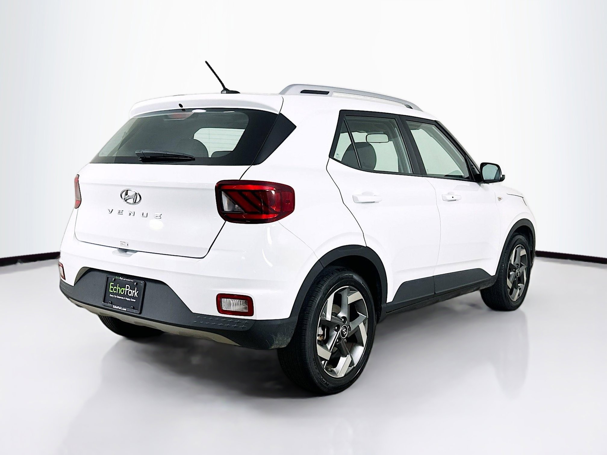 Used 2025 Hyundai Venue SEL FWD image 9