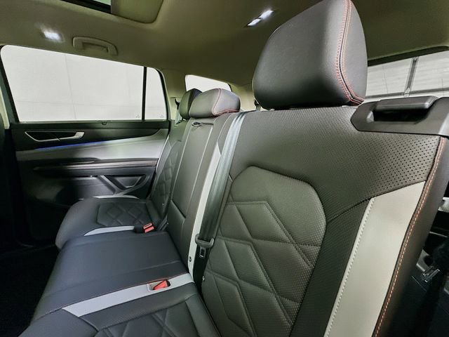 Used 2025 Volkswagen Atlas Peak Edition SE AWD/4WD image 25