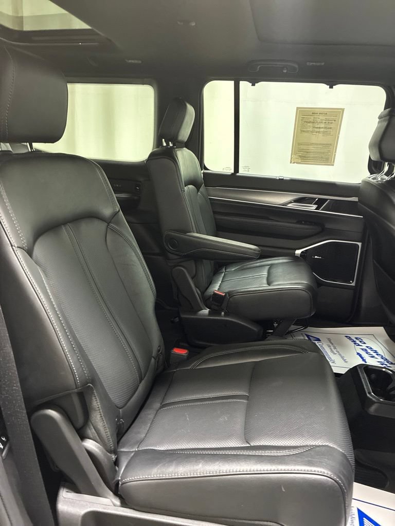 Used 2025 Jeep Wagoneer Series III w/ Premium Group I AWD/4WD image 29